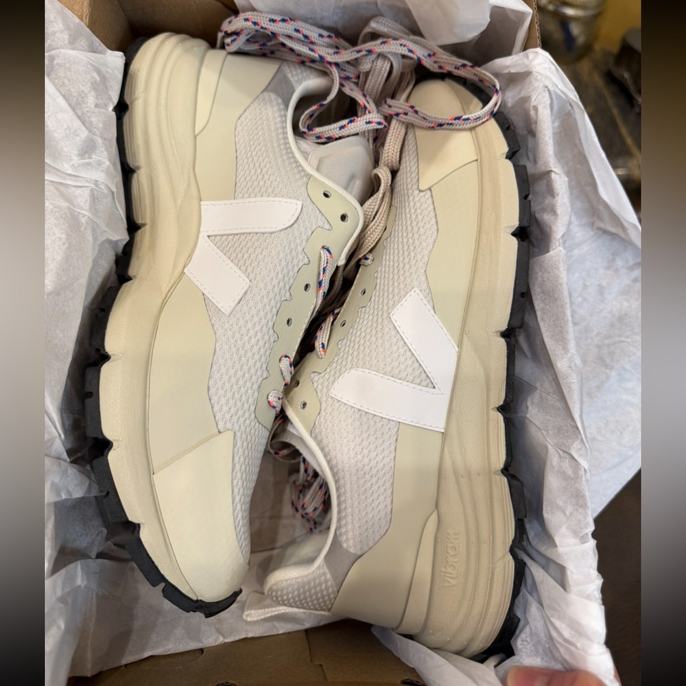 Veja Women's Beige and White Sneakers NIB